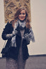 Emily Salomon bærer et trendy gråt tørklæde i smukt snakeprint