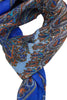 Silketørklæde i varme farver på klar blå bund