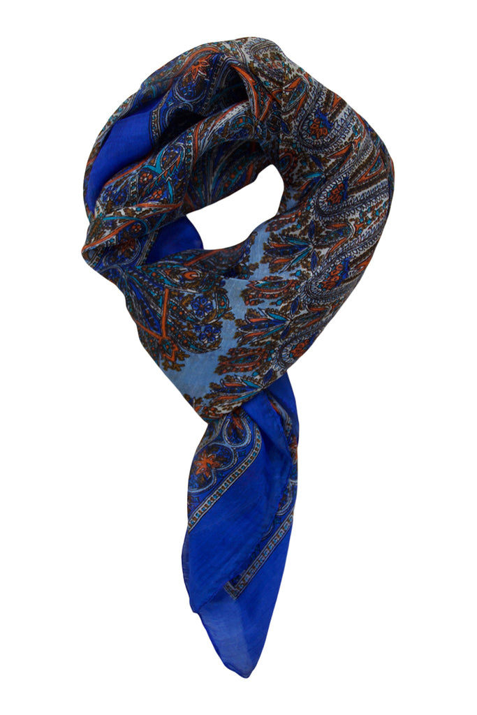 Silketørklæde i varme farver på klar blå bund