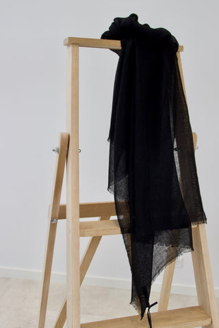 Billede af Sort tørklæde i fin, blød uld