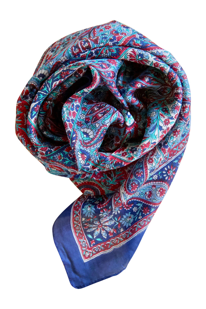 Mørkeblåt silketørklæde i klassiske farver