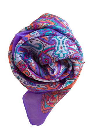 Se Silketørklæde med lavendel paisley mønster hos BESOS