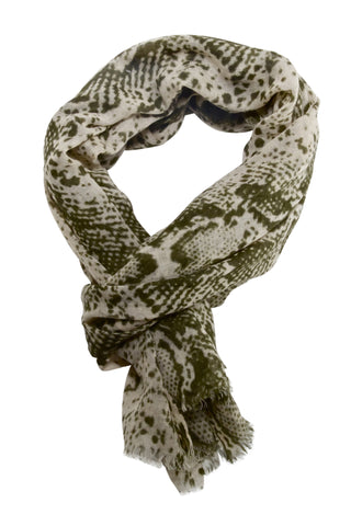Se Tørklæde i slangeprint i armygrøn/beige hos BESOS
