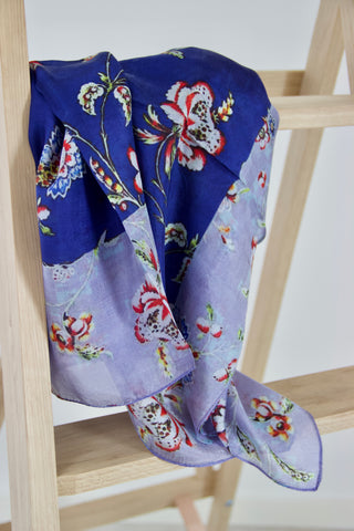 Billede af Indigo blåt silketørklæde med blomster