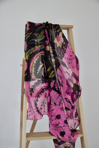 Billede af Sort og rosa blomstret silke tørklæde